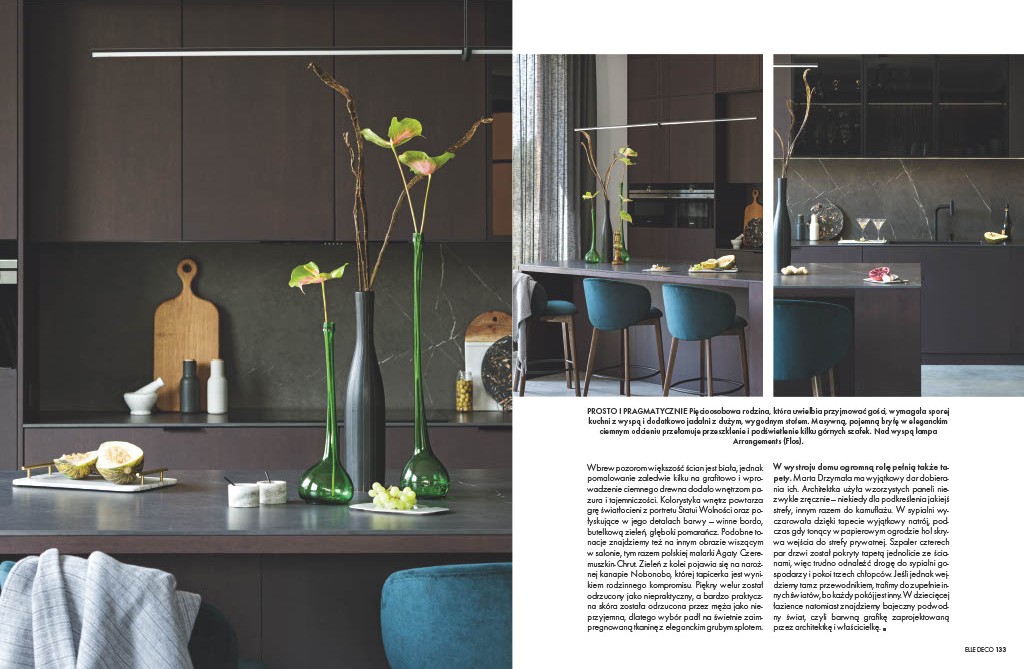 Rozkładówka magazynu Elle Decoration – ciemna kuchnia z wyspą i zielonymi wazonami